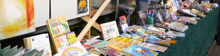 Büchertisch